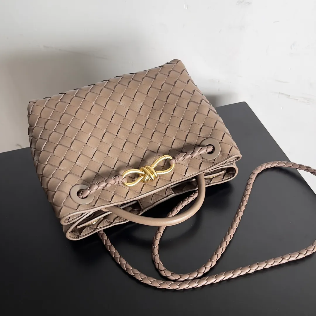 The 2023 new Andiamo batch of 1860 BV has been shipped‼ ️Really popular🔥The new Andiamo woven handbag launched by Bottega Veneta this season is really popular all over the world! ! Celebrities at home and abroad have worn it, and Oscar-winning actress Michelle Yeoh has taken it out on the street. Song Jia, Trai Yara, Yu Feihong, Sanji Ayaka, Rosie Hunting-Whiteley, Yoshioka Riho, etc. have all picked up this bag. It is classic and versatile, showing off its temperament, and the bag capacity is also large, which is very convenient for daily commuting! ! A variety of carrying methods, the shoulder straps can be adjusted by yourself, the original lambskin feels soft and delicate, and the neutral style is made to break gender boundaries and bring a more practical and longer-lasting use experience. Andiamo, which has both elegant and casual styles, perfectly interprets the true appearance of "fashionable old money style". Style number: 743568 Size: 25*22*10.5cm